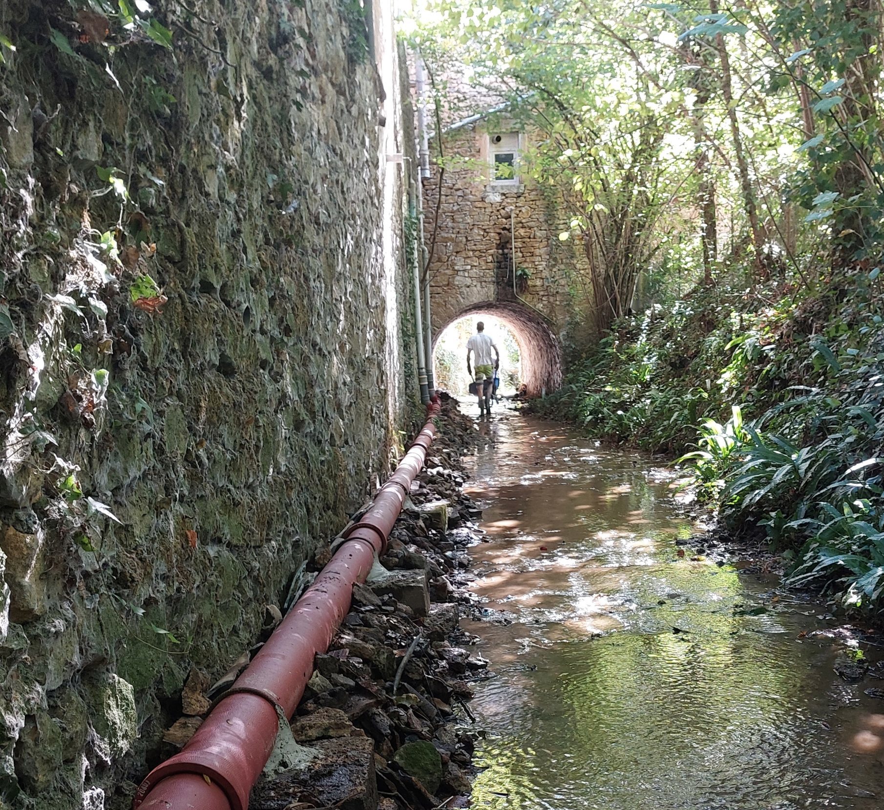 Un tuyau neuf dans le ruisseau - Aquareso